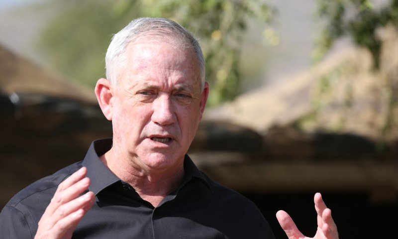 על הראש של נתניהו: גנץ מתנגד לסגר לילי ותומך בקנסות