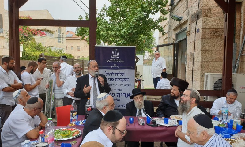 המונים בהקבלת פני רבו אצל הרב אריה שטרן