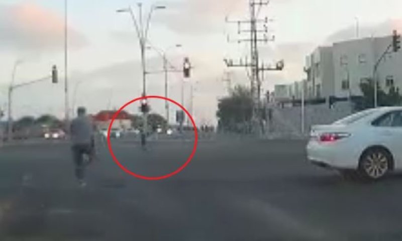 צפו: בן 5 נופל מרכב נוסע, אנשים טובים הצילו אותו