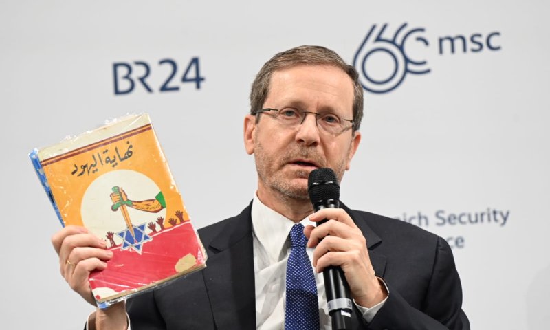 "קץ היהודים": הרצוג חשף ספר אנטישמי מרצועת עזה