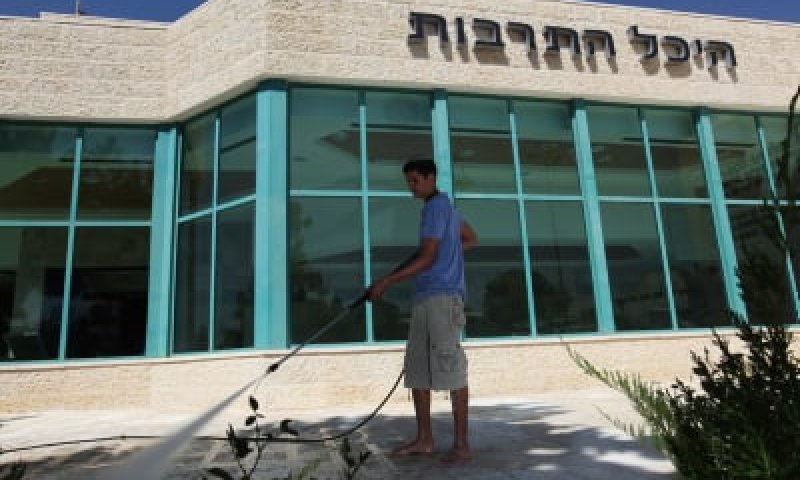 הכנות אחרונות לקראת פתיחת היכל התרבות בקרית ארבע