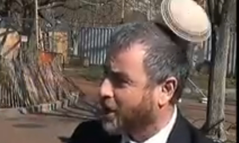 צפו: מה עשה ריקלין כשעפה לו הכיפה במהלך ראיון?