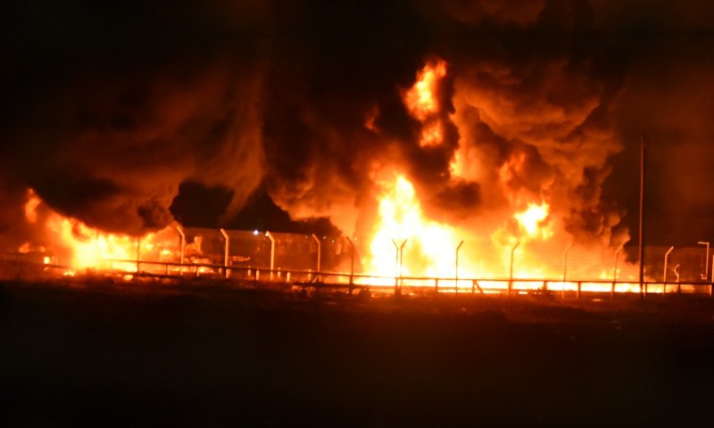 ליברמן הורה לסגור את מעבר כרם שלום. צפו בהצתה