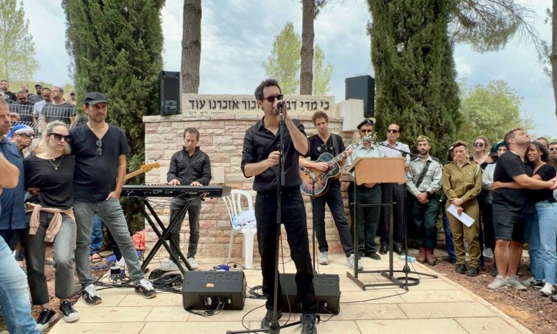 צפו: חנן בן ארי ועברי לידר בהלווית מנהל הבמה שנרצח