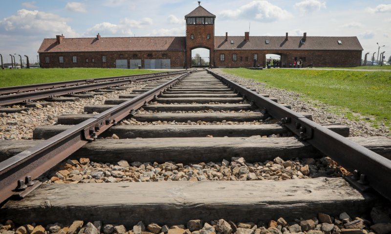 בישראל זועמים על החוק הפולני בנושא השואה