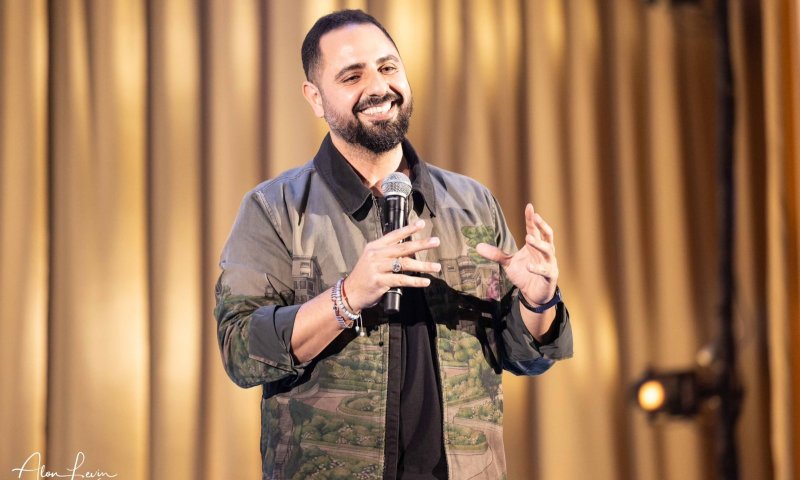 הצחקתם אותו: הסטנדאפיסט שמתכנן לכבוש את קיסריה