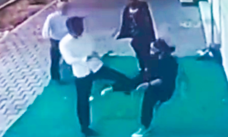 תיעוד יוצא דופן: אישה איראנית מול אנשי הבסיג'