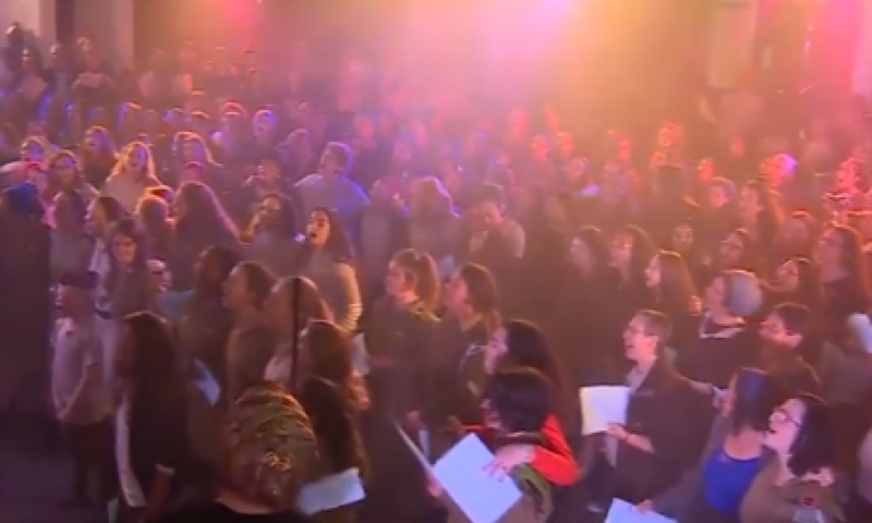 צפו: מאות בנות סרוגות בתשובה לרבנים