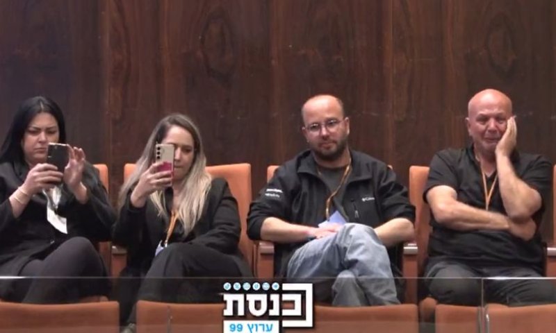 קורע לב: אביו של לוחם האש מירר בבכי בדיון. צפו