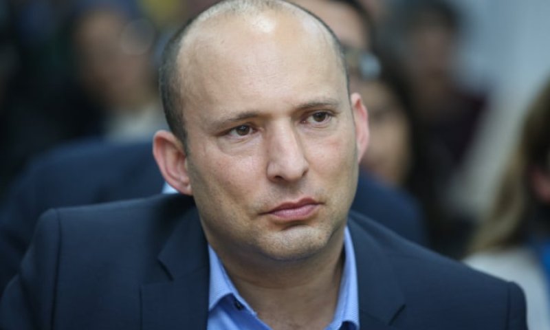 בנט: לא אשב עם מי שתולה תמונת רוצח חפים מפשע