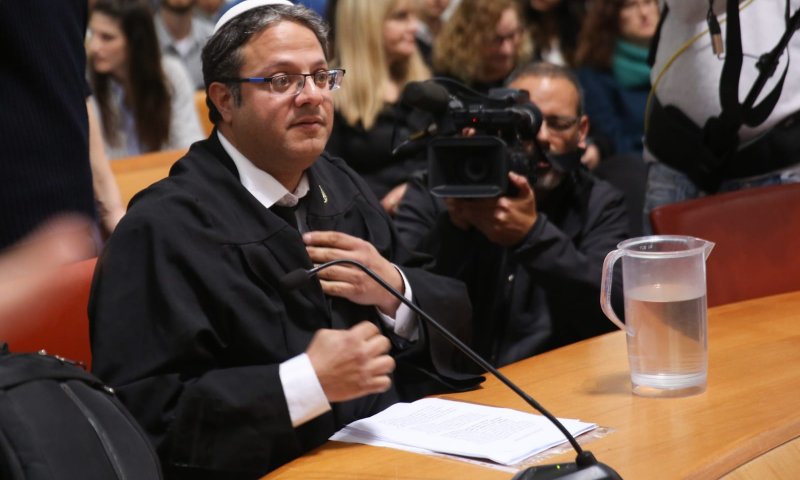 מהומה מחוץ לבג"ץ: "הדיון מכור, לא נותנים לנו לדבר"