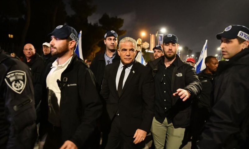 לפיד בהפגנה: "מתייצבים מול הטרור כעם אחד"