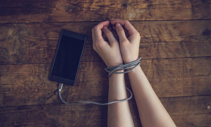 אבא, אמא, גם אתם מכורים, ואין לכם אומץ להודות