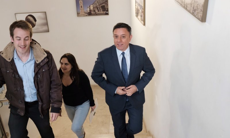 השמאל נגד גנץ: "מתכוון לשבת בממשלה של נתניהו"