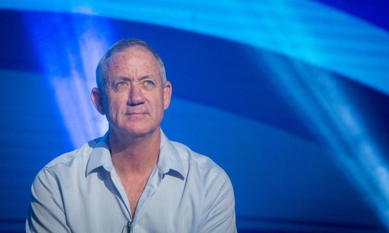 בני גנץ במבצע חתימות חשאי למפלגתו החדשה