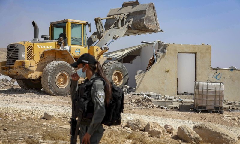 בנט בוחן: הריסת בתי מחבלים ישראלים