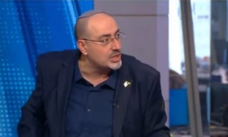 צפו: הח"כ העיף את ידו של גיא פלג ונטש בזעם