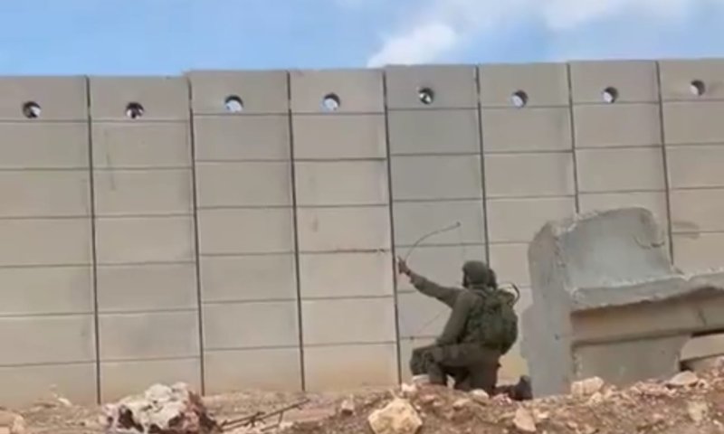 חוזרים לימי הביניים: חיילים יורים בחץ וקשת לעבר לבנון