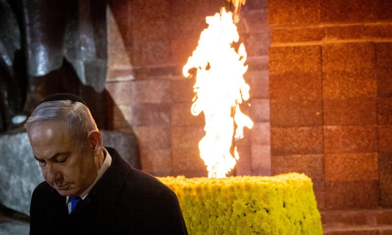 "יזכור את בניו שהופקרו": צעקות על נתניהו ביד ושם