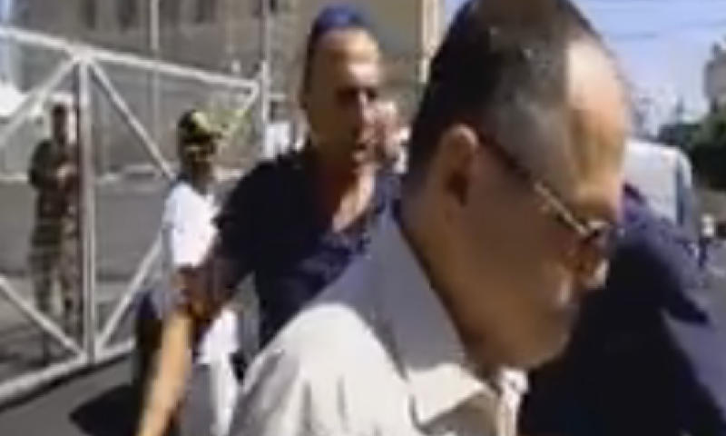 צפו: אמנון אברמוביץ' מותקף: 'חבל שלא נשרפת למוות'