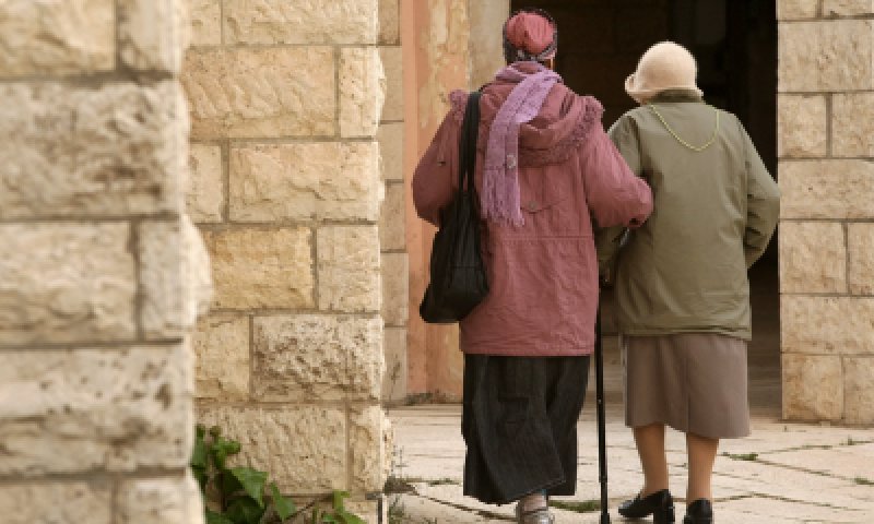 פרשת קדושים: לעזור לזקנים לא רק בגלל רגשי רחמים