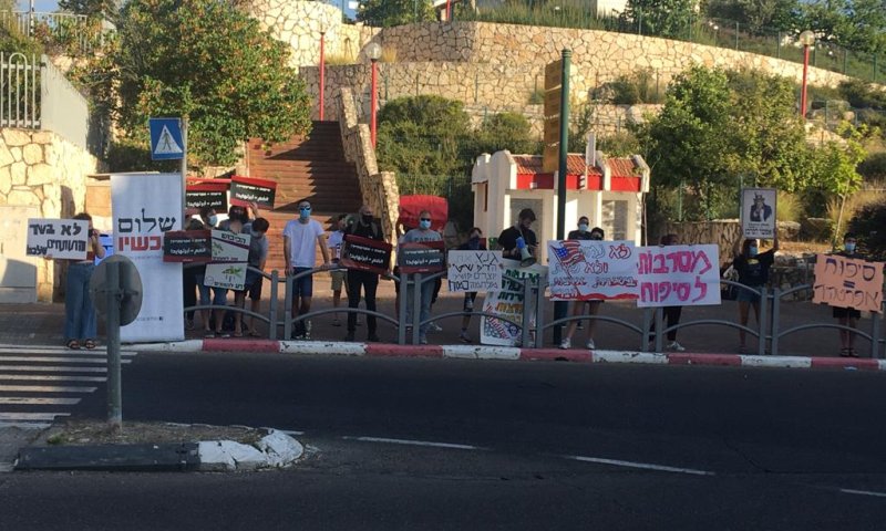 הפגנת שמאל מול ביתו של גנץ: "פושע מלחמה"