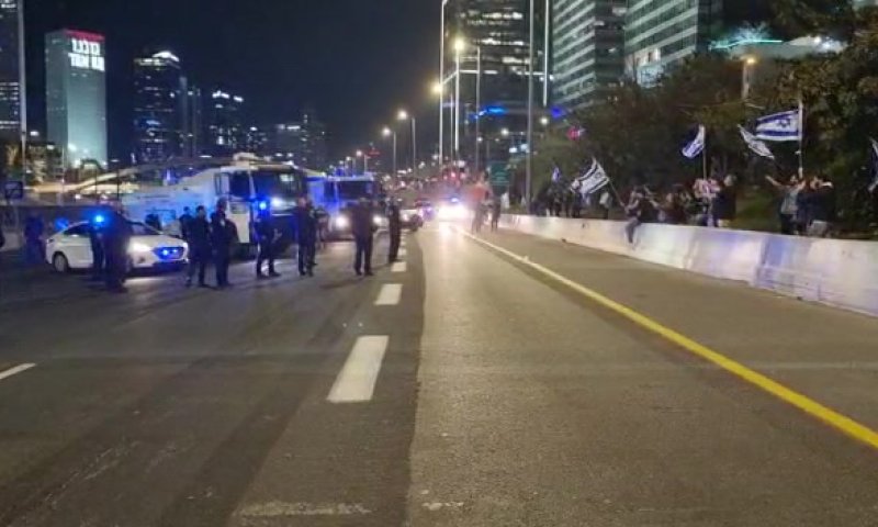 המשטרה חסמה את איילון כדי לפזר את המפגינים. צפו