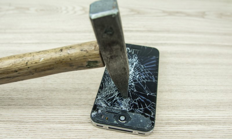 הרב פסק: מצווה לשבור את האייפון של חבר שלכם