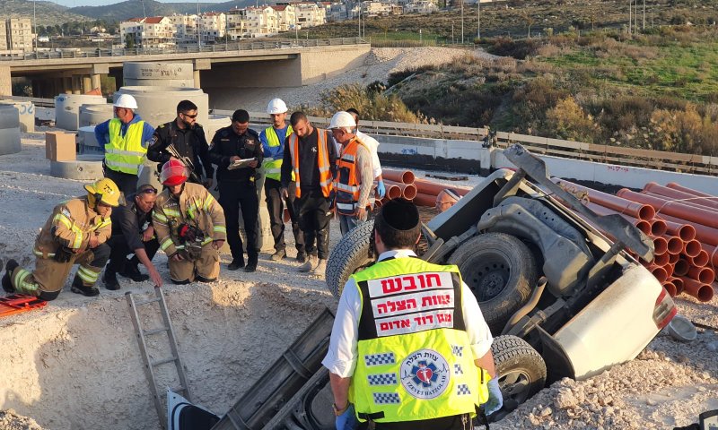 תאונה חריגה: רכב נפל לבור, הנהג נפצע בינוני