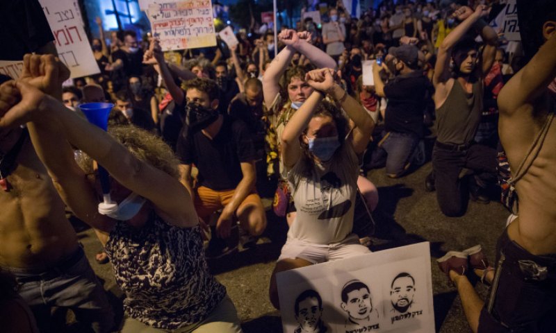 זנדברג: לה פמיליה &ndash; אנשי החולצות החומות