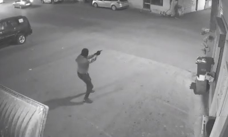 רץ, שולף אקדח ורוצח: צפו ברגע החיסול הלילה