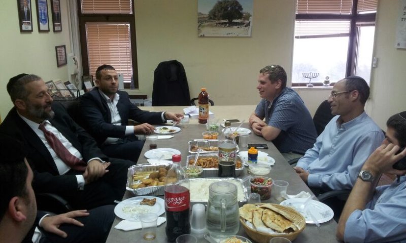 מתחנף למתנחלים: דרעי סייר בגוש עציון