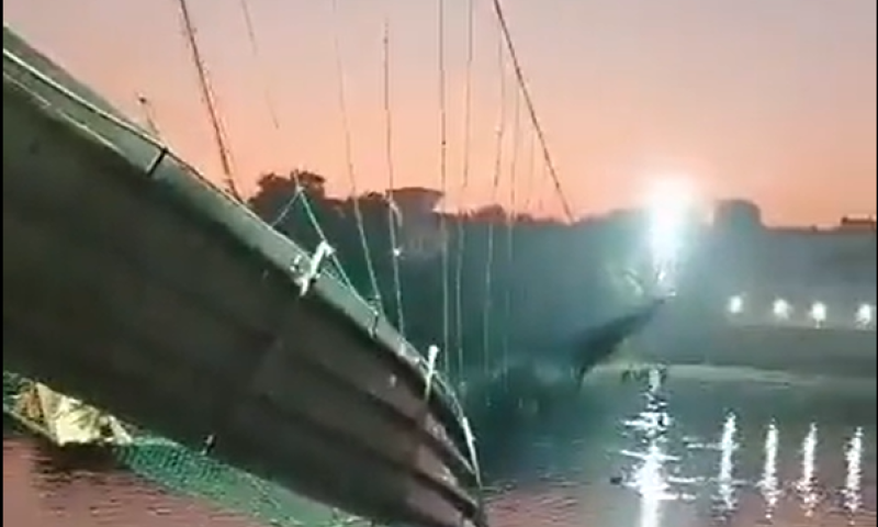 עשרות הרוגים בהודו בעקבות קריסת גשר תלוי