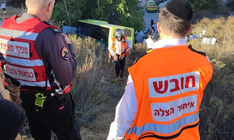 אוטובוס עם נוסעים הידרדר לוואדי בהר חוצבים בירושלים