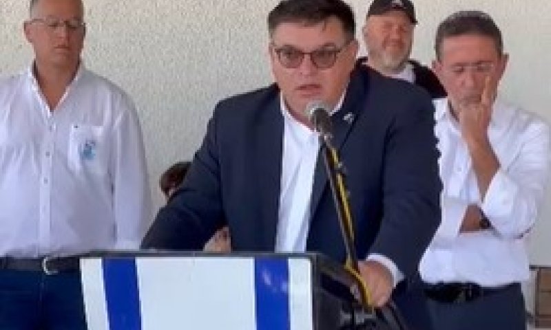 צפו: חבר הכנסת התייפח בבכי באמצע נאום