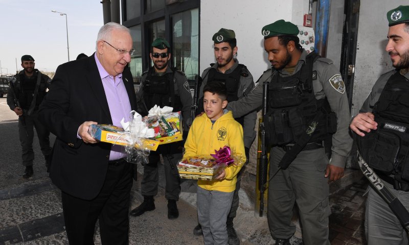 הנשיא במבצע חלוקת משלוחי מנות ללוחמי מג"ב