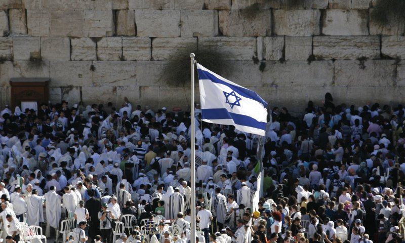 צפו: 'התקווה' בהנפת הדגל בכותל המערבי