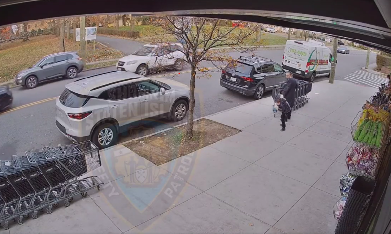 אנטישמיות בניו יורק: ילד חרדי ואביו נורו ברובה אוויר | תיעוד