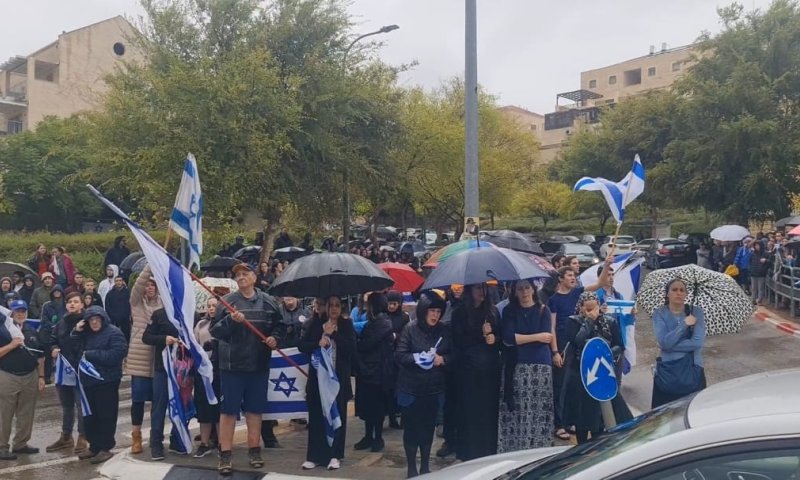 צפו: מאות מתושבי העיר מלווים את החייל שנפל