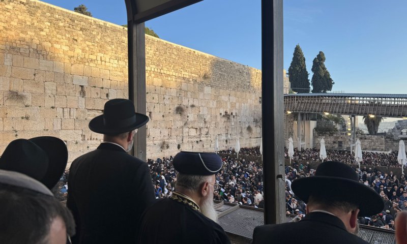 צפו: תפילת המונים בכותל לשחרור החטופים