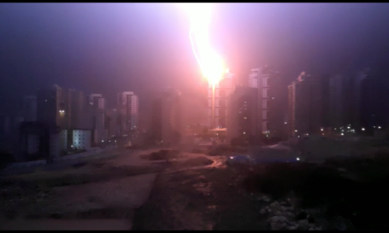 מטורף: צפו בברק בפגיעה ישירה בבניין בראש העין