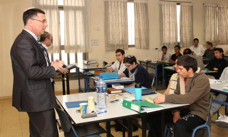שר החינוך מלמד אזרחות בישיבה התיכונית מעלה אדומים