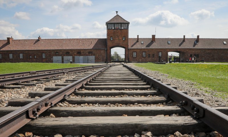 איפה היה אלוהים בשואה? הוא היה שם כל הזמן