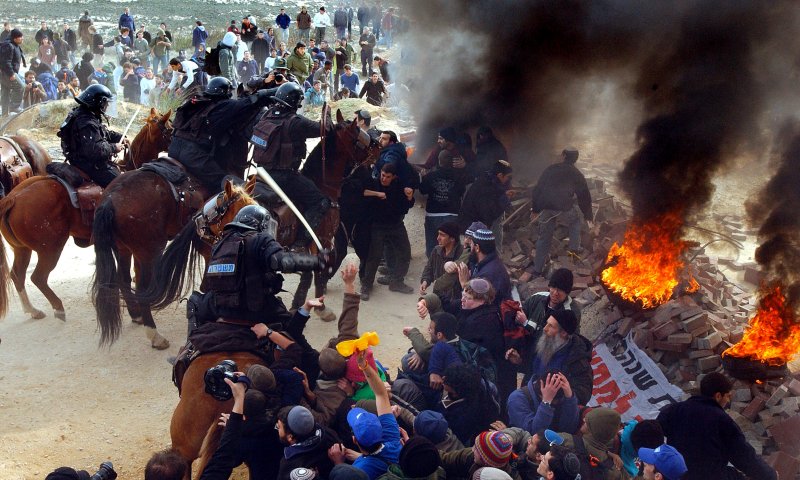 תושבי עמונה מחדשים את המאבק על הישוב