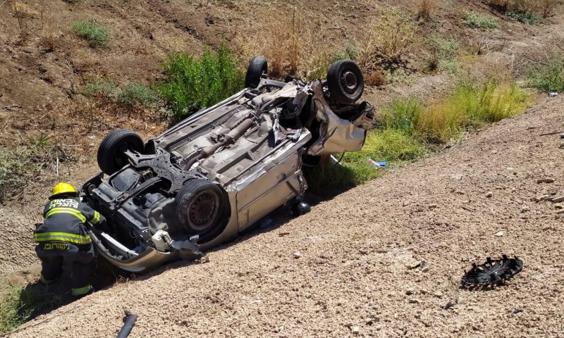 רכב התהפך בגן יבנה: צעירה בת 20 במצב אנוש