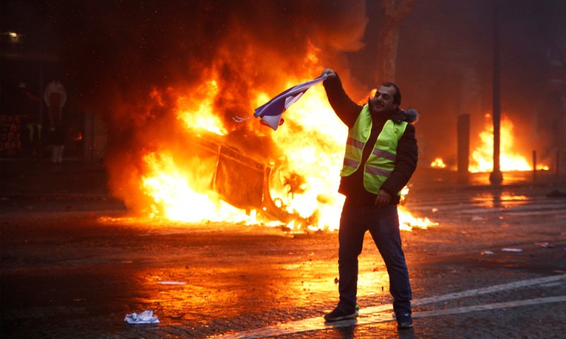 צרפת בוחנת: "גורמים זרים גייסו מפגינים למחאות"