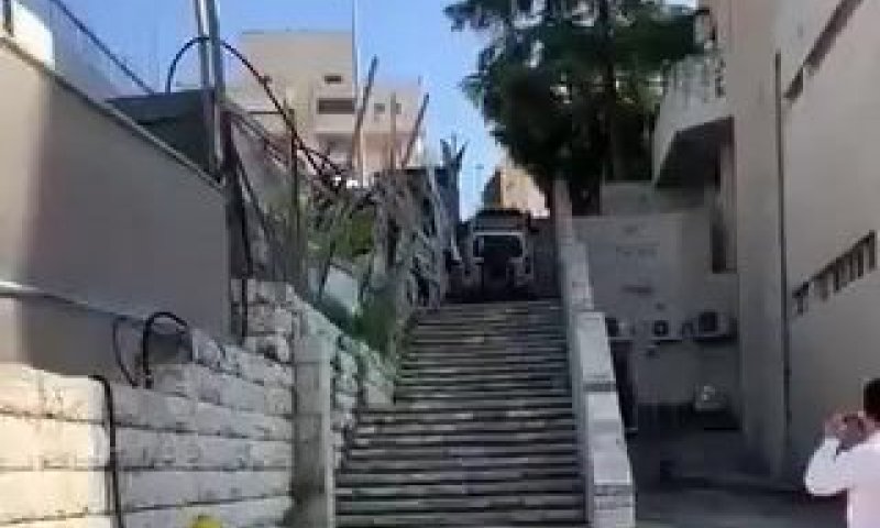 צפו בתיעוד: הרכב נסע במעלה מדרגות, הנהג נעצר