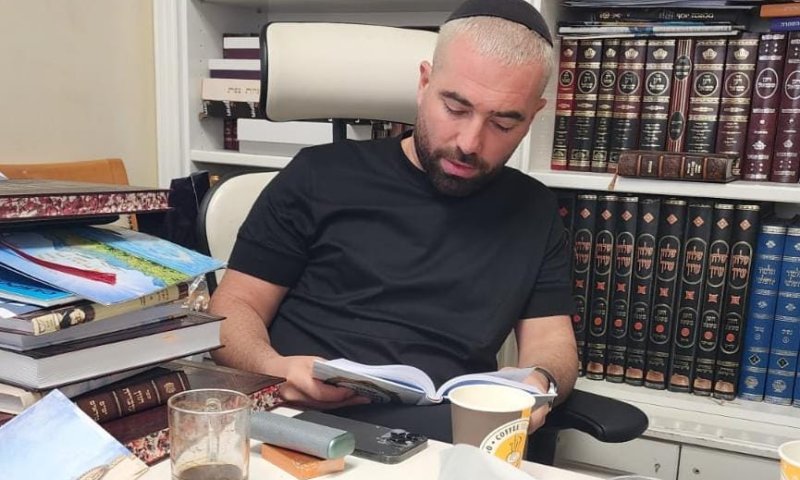 מרגש: עומר אדם הגיע לנחם את הרב יגאל כהן. צפו