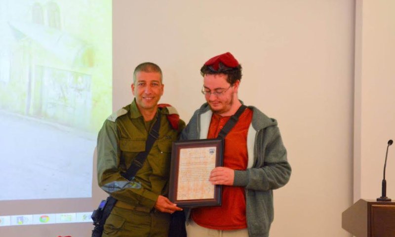 נדקר והסתער: בנה של הח"כית לשעבר קיבל תעודת הוקרה