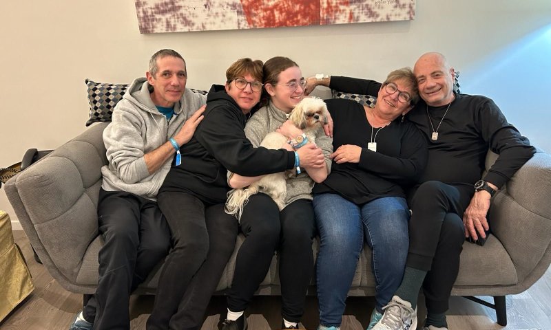 מחובקים: תמונה ראשונה של חמשת החטופים יחד